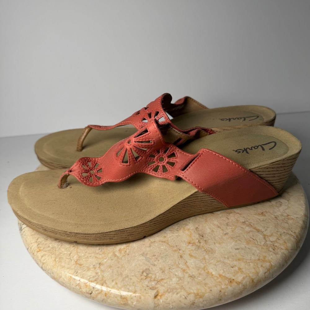 Clarks Wedge Thong Sandals 11M Coral Pink Leather Laser Cut Floral Sunburst Alto
